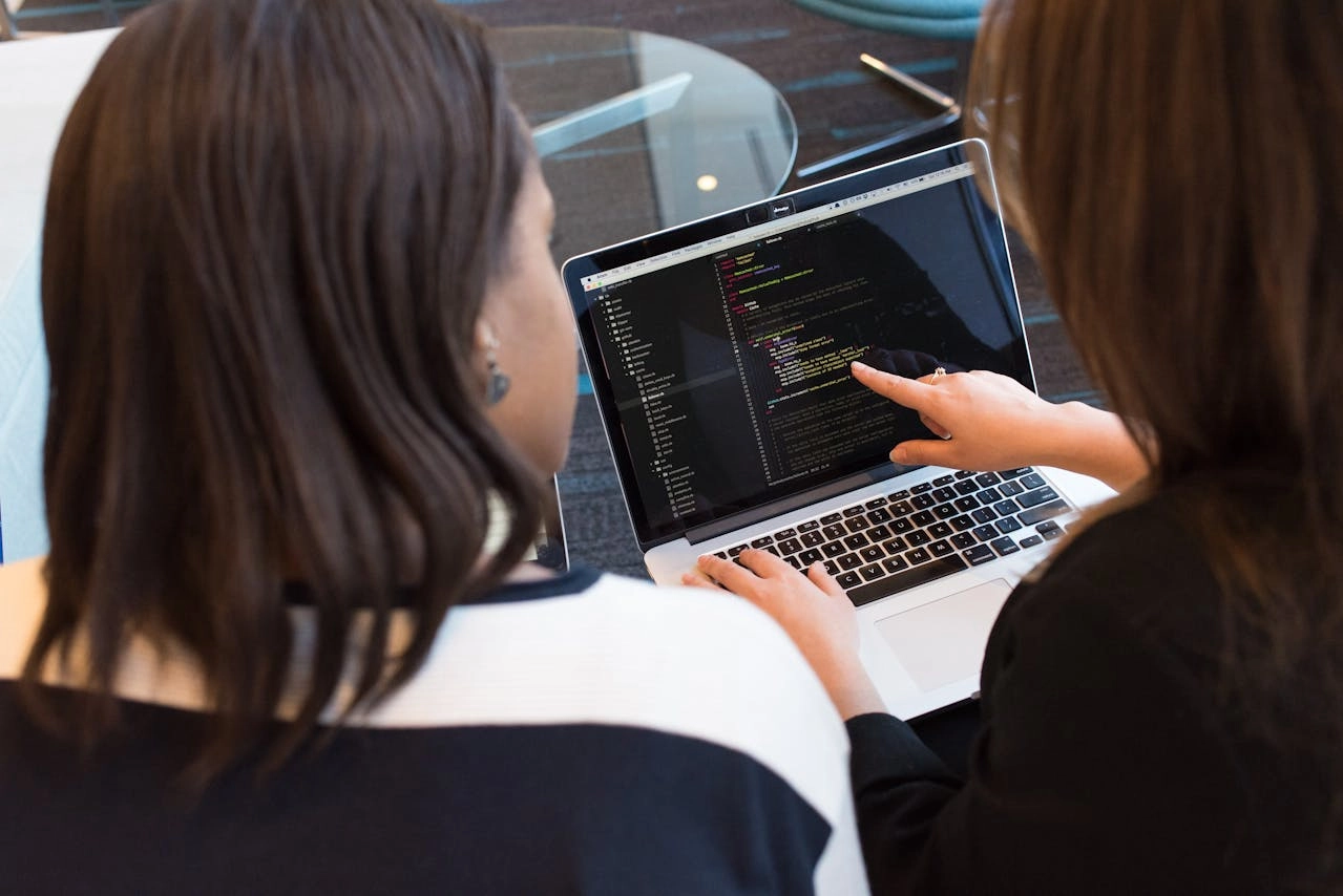 Deux collaboratrices analysant une interface logicielle — mise en place des services mutualisés ADPM
