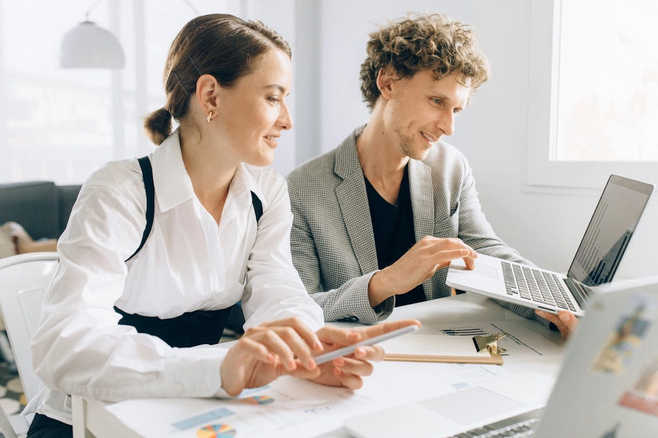 Consultant et gestionnaire en réunion de suivi — accompagnement opérationnel mutuelles de proximité