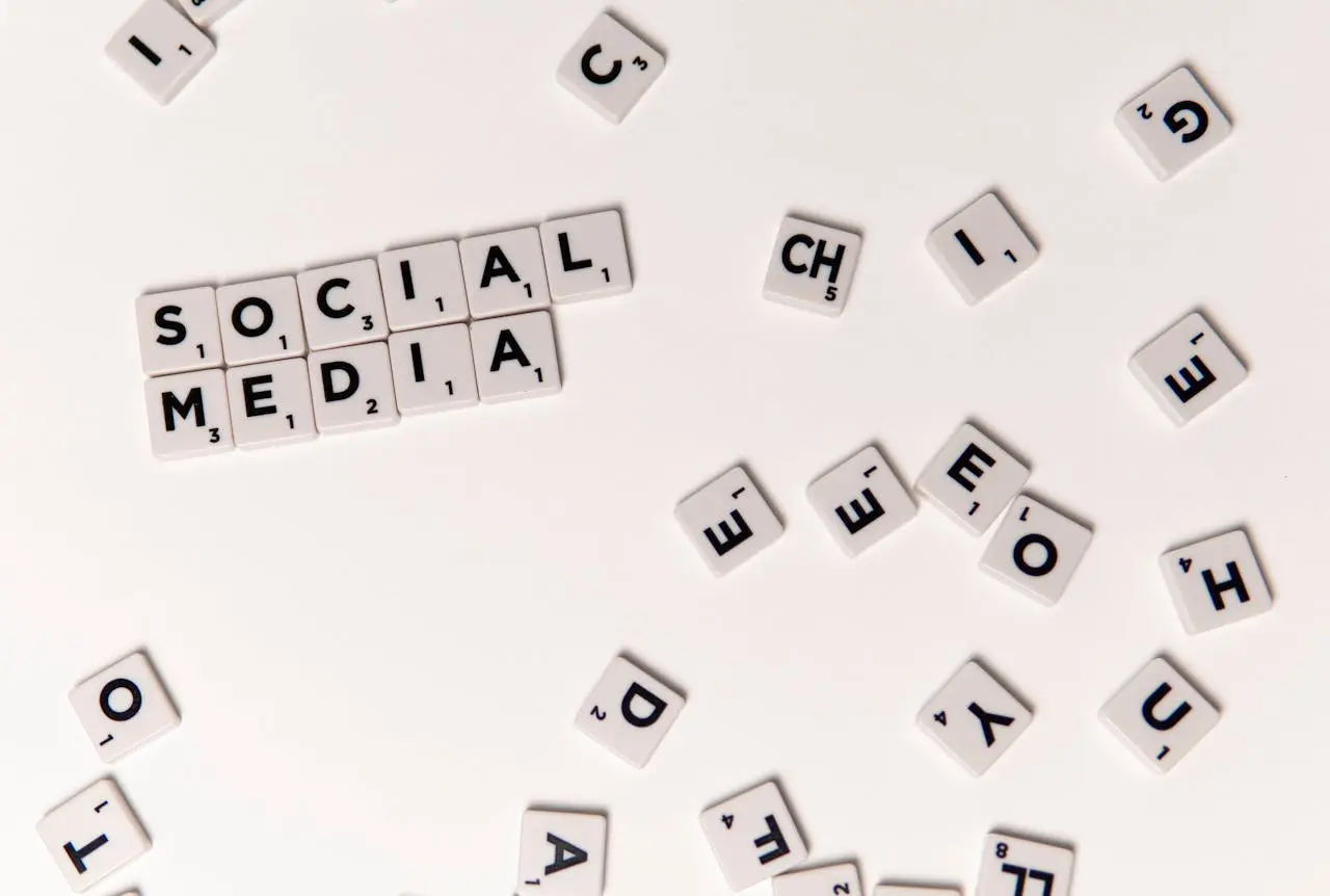 Lettres Scrabble formant Social Media — stratégie web et SEO pour mutuelles de proximité