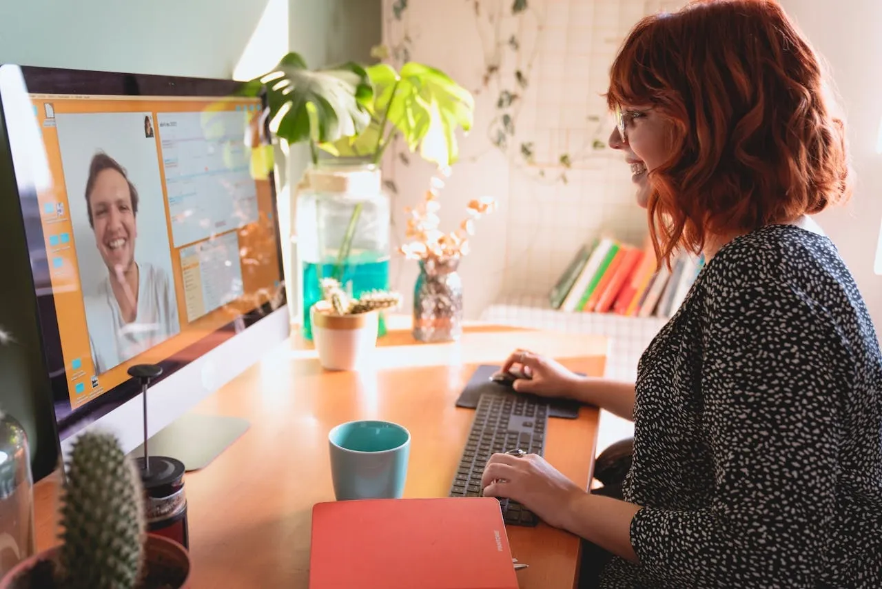 Salariée en formation e-learning à distance — formation réglementaire pour mutuelles de proximité