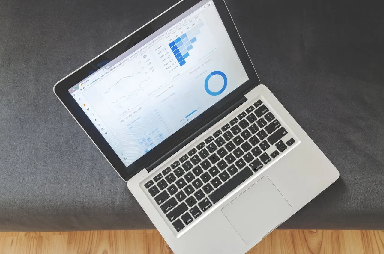 Laptop avec interface d'intégration IA — logiciels métiers SaaS pour mutuelles de proximité