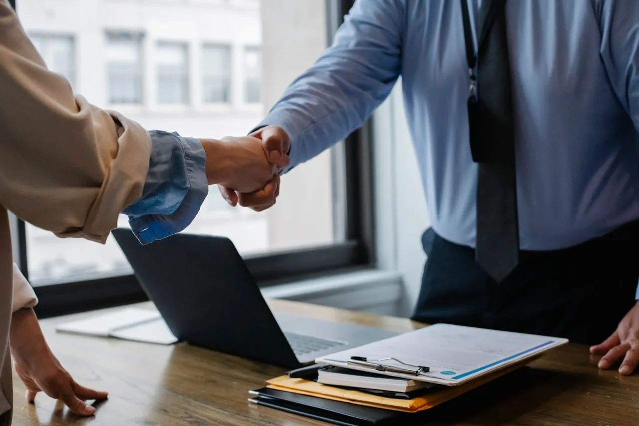 Poignée de main lors d'un accord — service de médiation conforme pour mutuelles de proximité